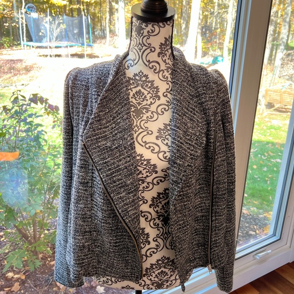 Pre-loved Banana Republic crop tweed jacket. Black and gray shimmery material. - Picture 11 of 14